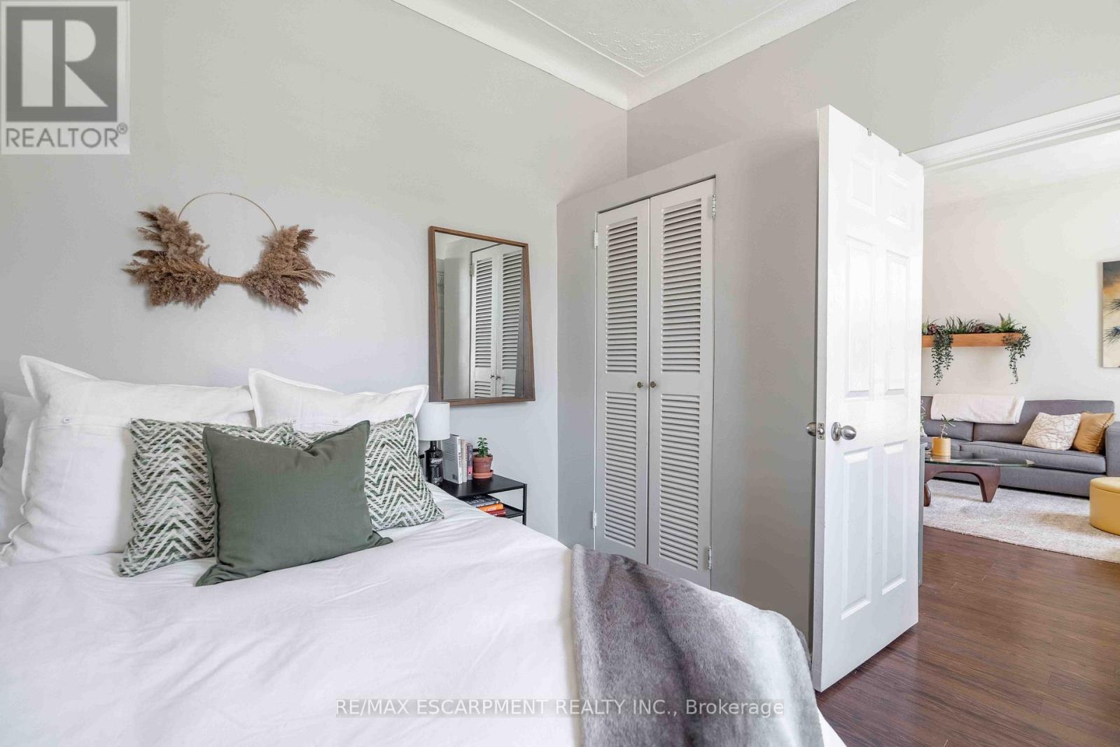 203 Wood Street E, Hamilton, ON - Indoor Photo Showing Bedroom