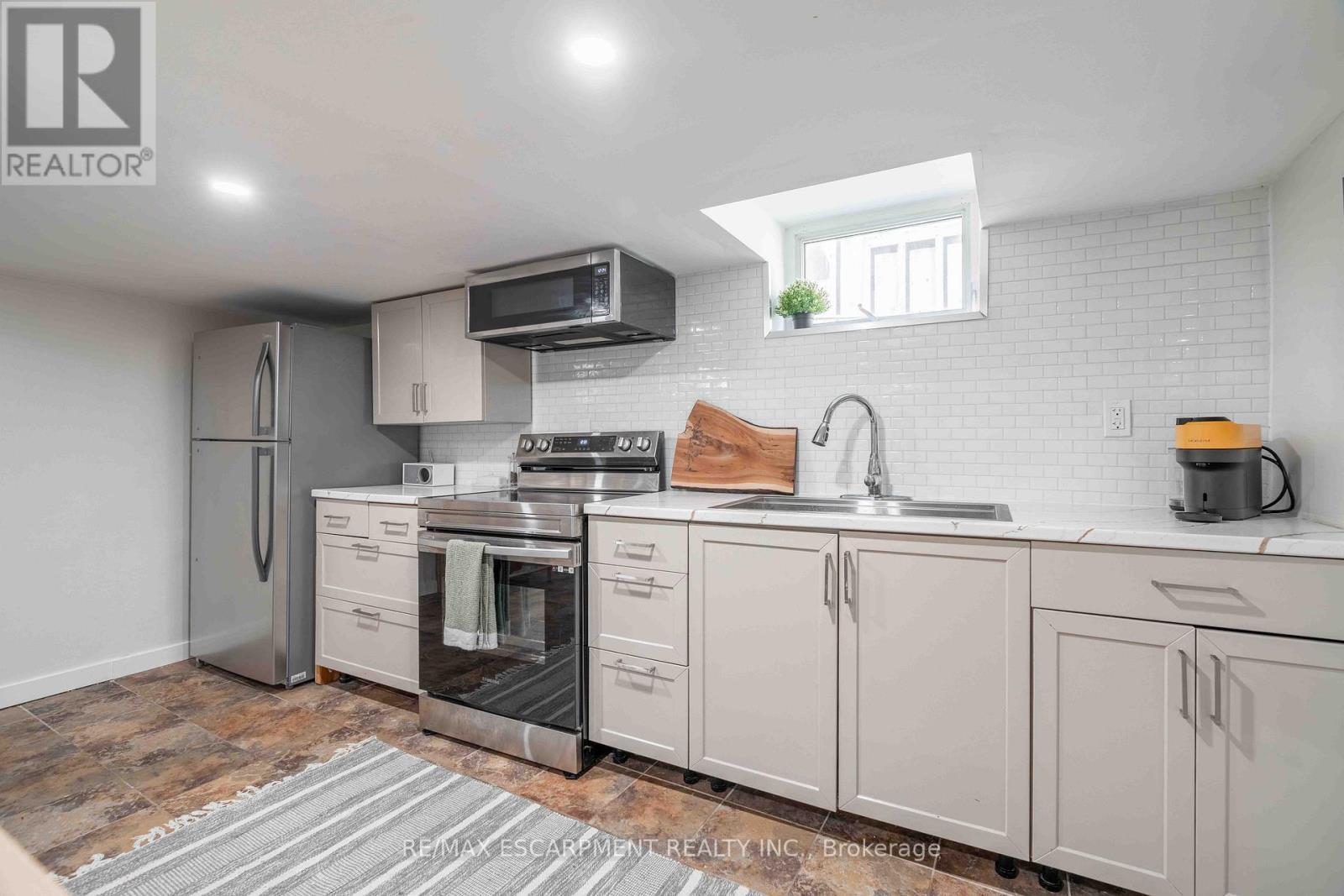203 Wood Street E, Hamilton, ON - Indoor Photo Showing Kitchen