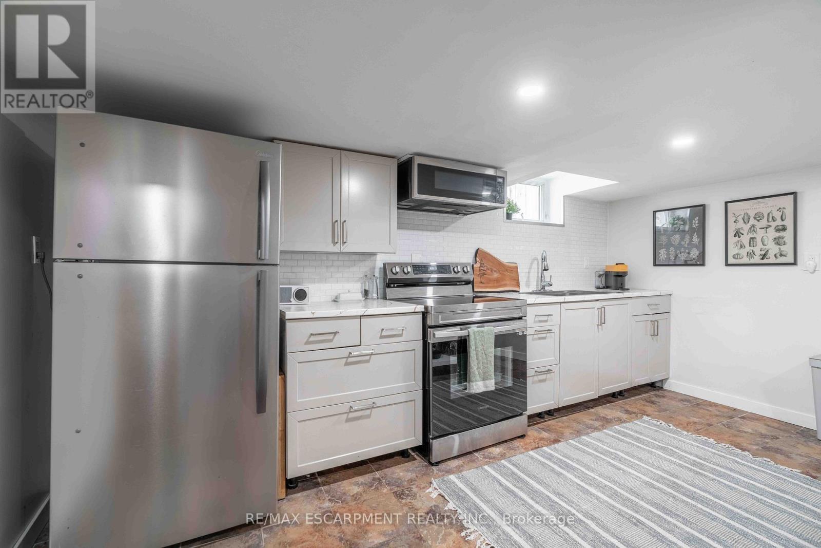 203 Wood Street E, Hamilton, ON - Indoor Photo Showing Kitchen