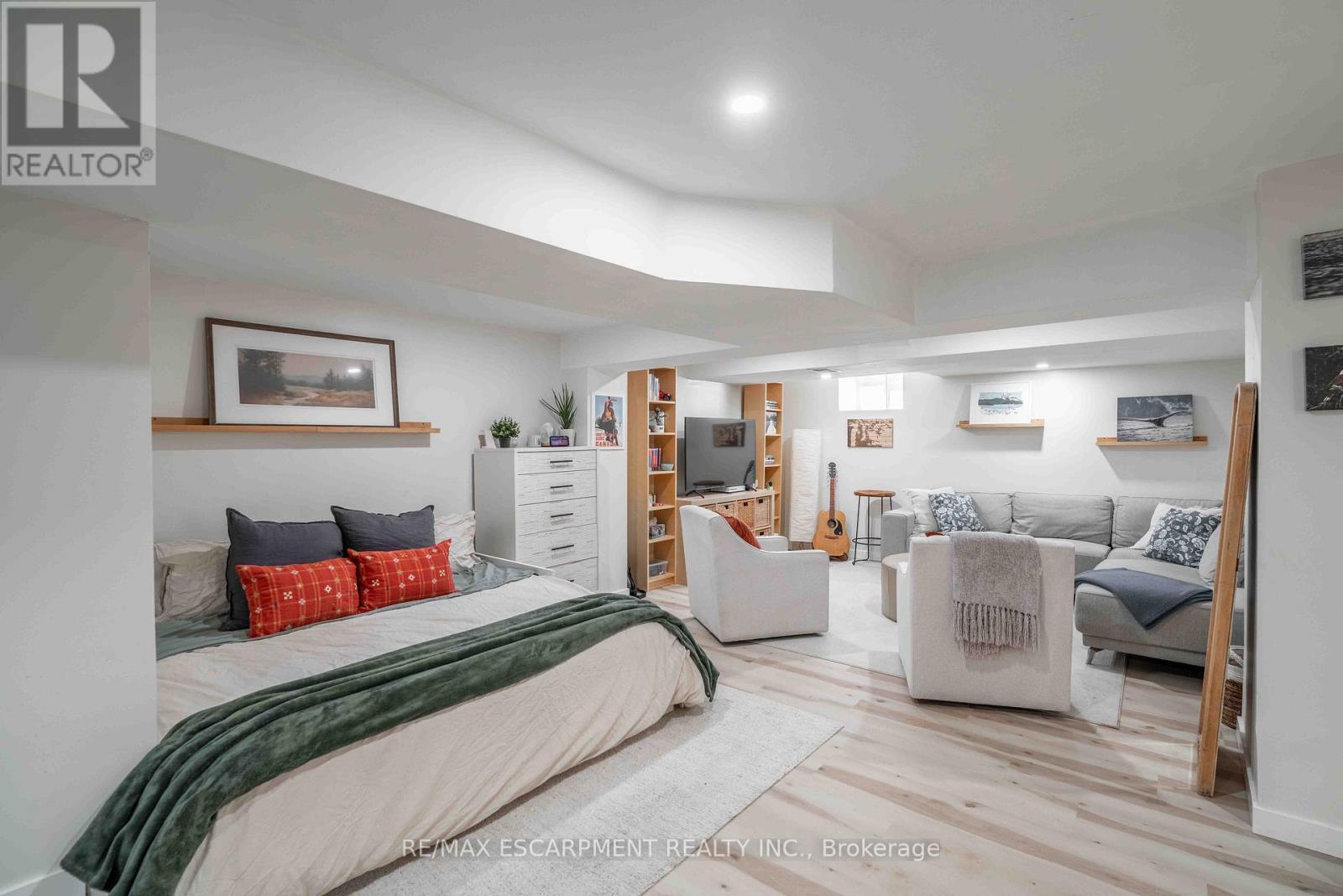 203 Wood Street E, Hamilton, ON - Indoor Photo Showing Bedroom