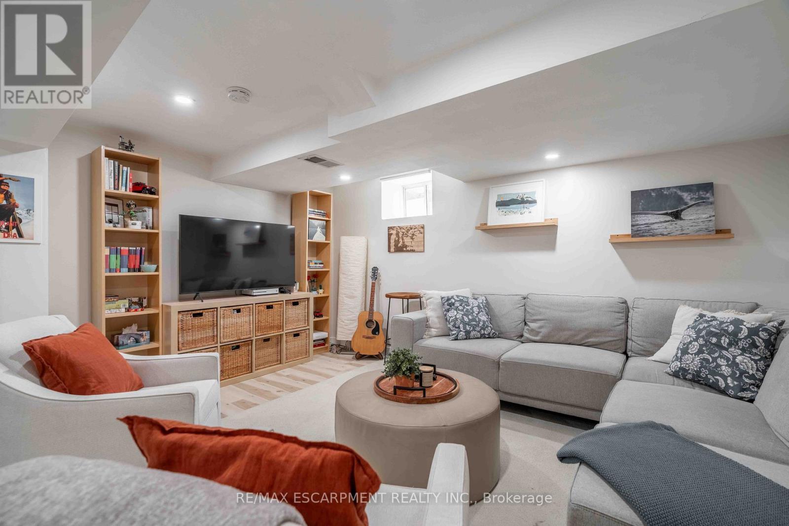 203 Wood Street E, Hamilton, ON - Indoor Photo Showing Living Room