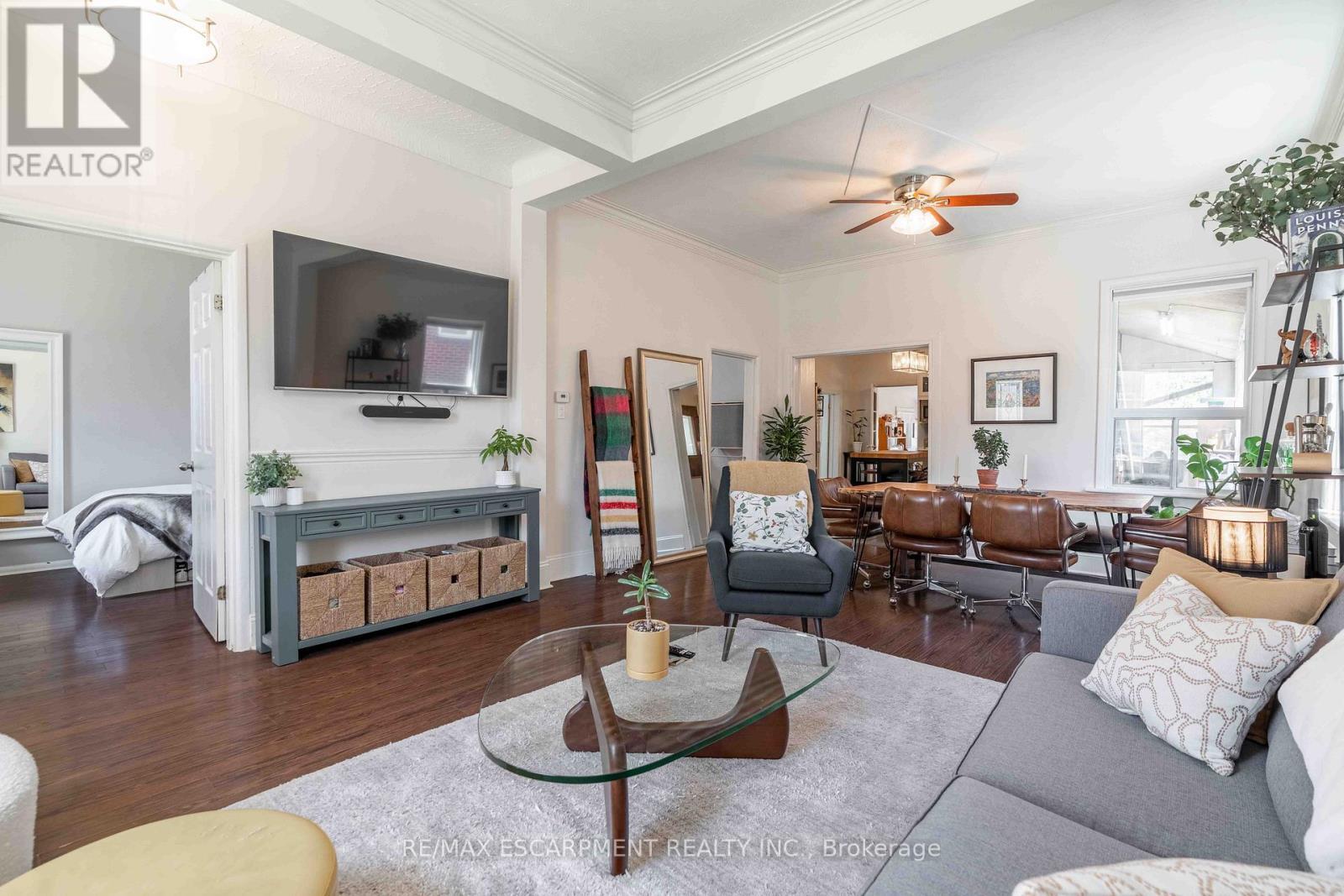 203 Wood Street E, Hamilton, ON - Indoor Photo Showing Living Room