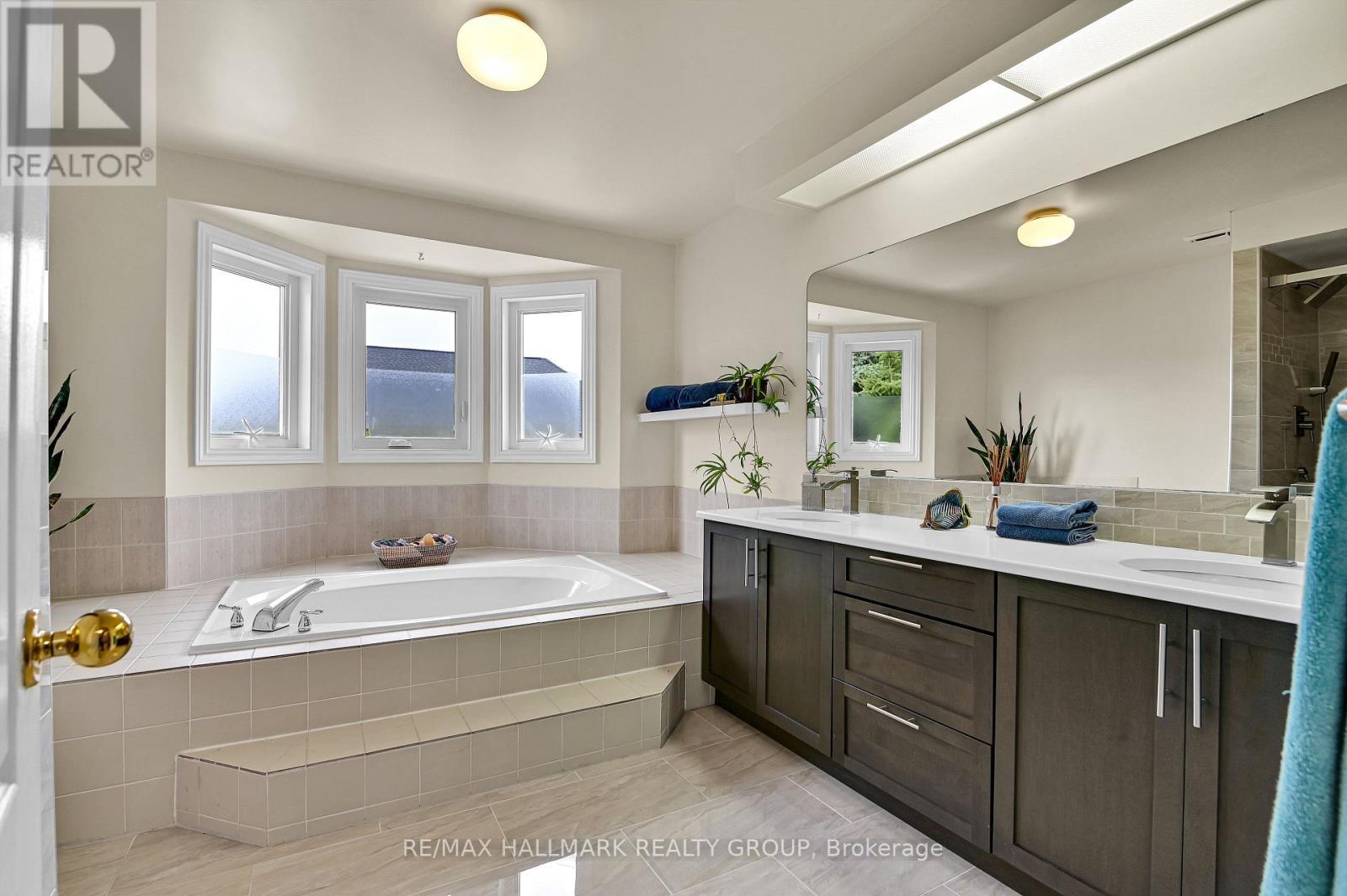 2nd Level - 5 piece Ensuite Bathroom - 21 Hime Crescent, Ottawa, ON - Indoor Photo Showing Bathroom