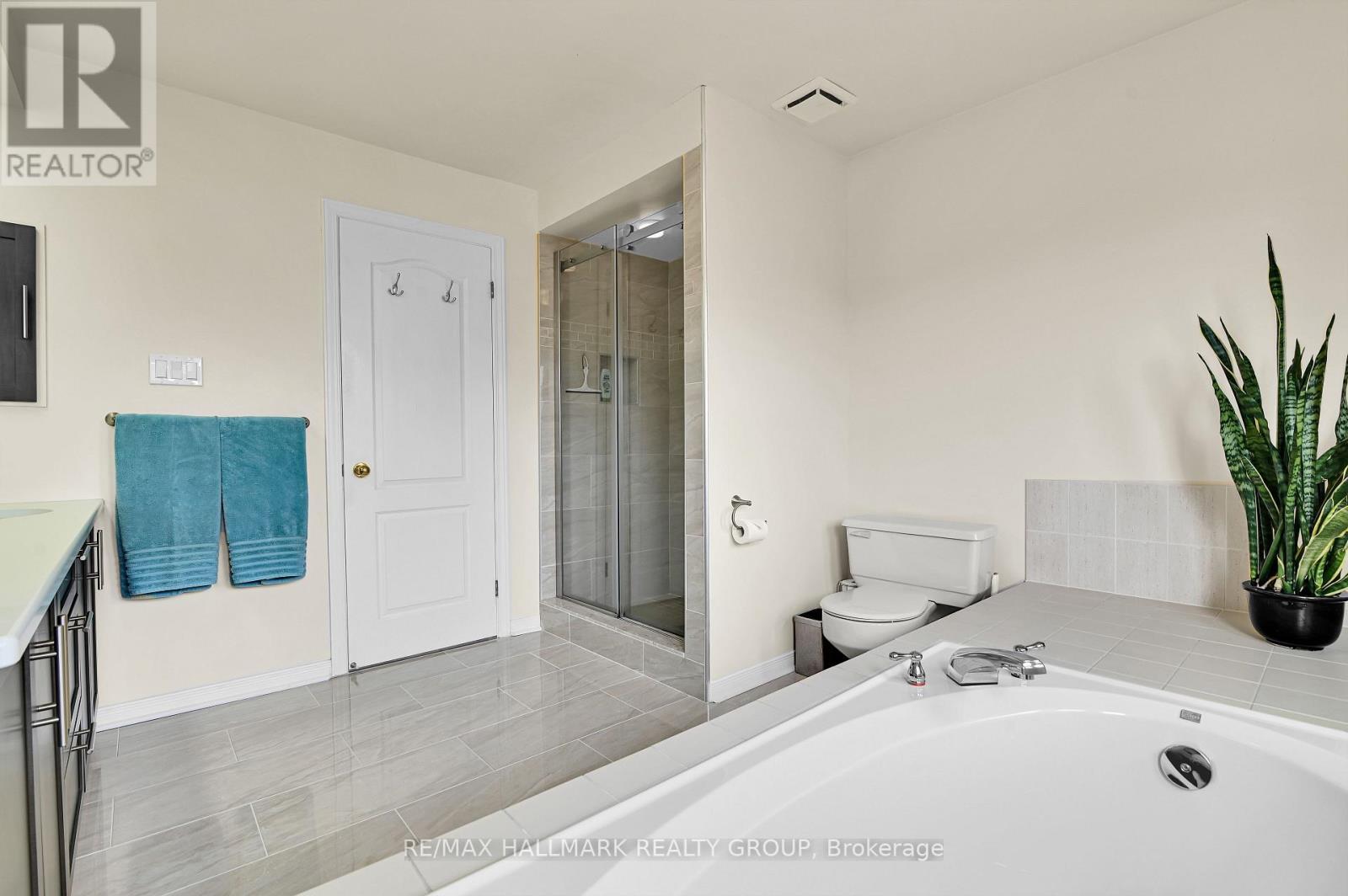 2nd Level - 5 piece Ensuite Bathroom - 21 Hime Crescent, Ottawa, ON - Photo Showing Other Room