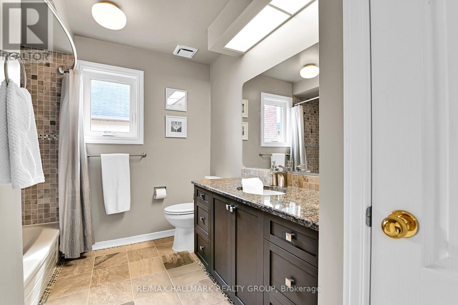 2nd Level - Family Bathroom 4 piece - 21 Hime Crescent, Ottawa, ON - Indoor Photo Showing Bathroom