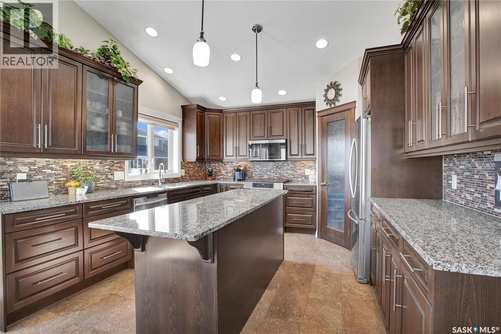 803 Salloum Crescent, Saskatoon, SK - Indoor Photo Showing Kitchen With Upgraded Kitchen