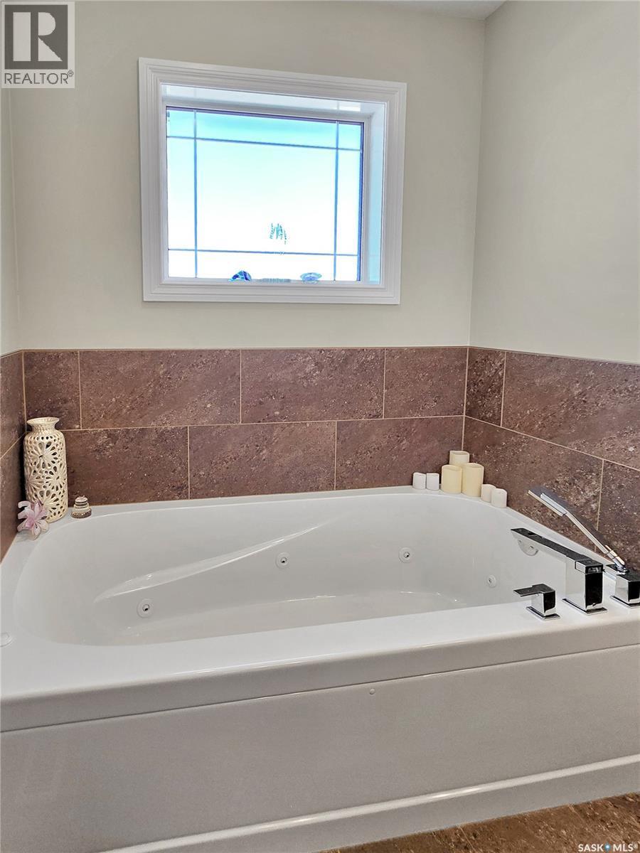 803 Salloum Crescent, Saskatoon, SK - Indoor Photo Showing Bathroom