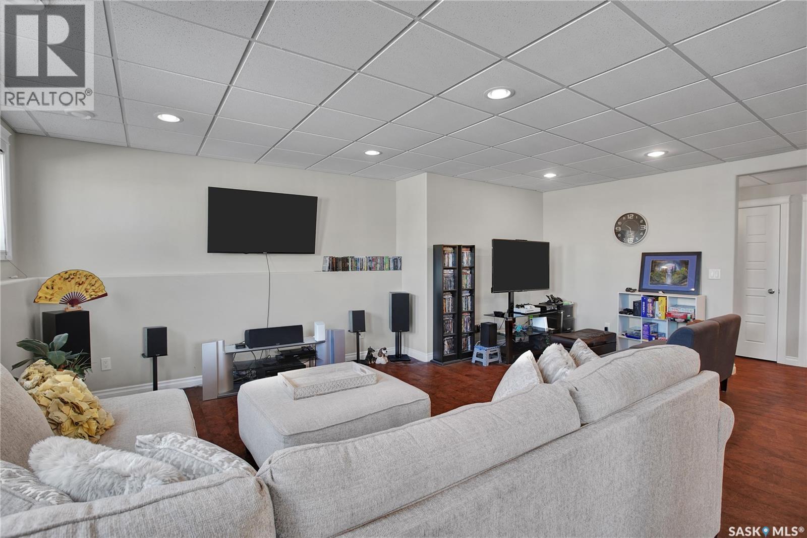 803 Salloum Crescent, Saskatoon, SK - Indoor Photo Showing Living Room