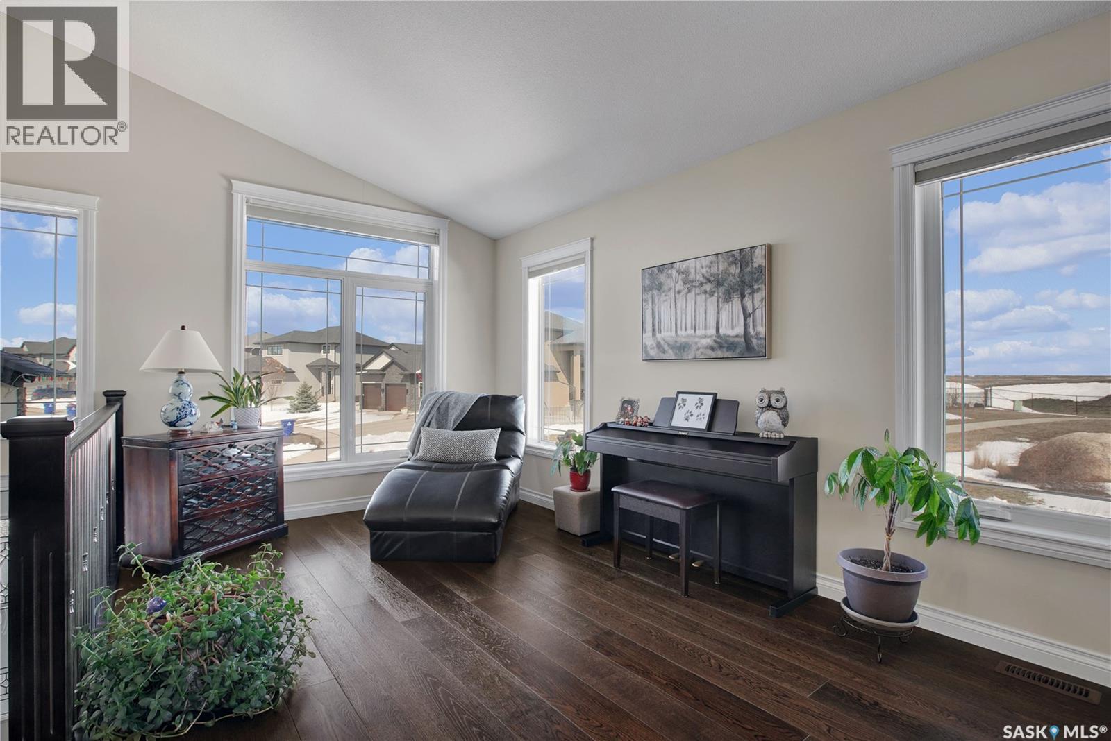 803 Salloum Crescent, Saskatoon, SK - Indoor Photo Showing Living Room
