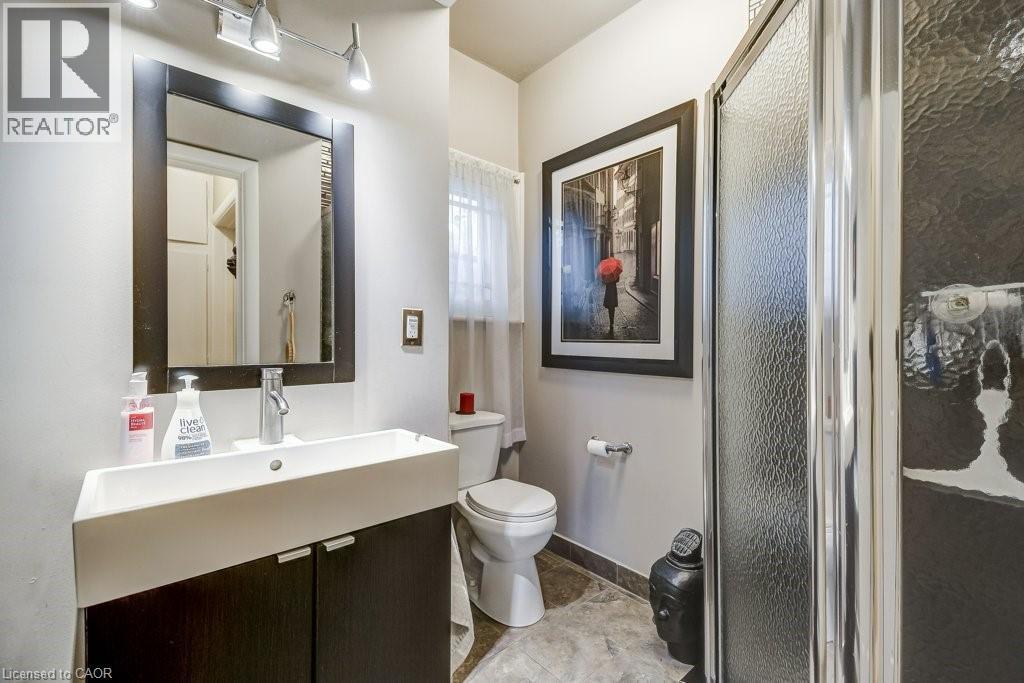 46 Sherman Avenue S, Hamilton, ON - Indoor Photo Showing Bathroom