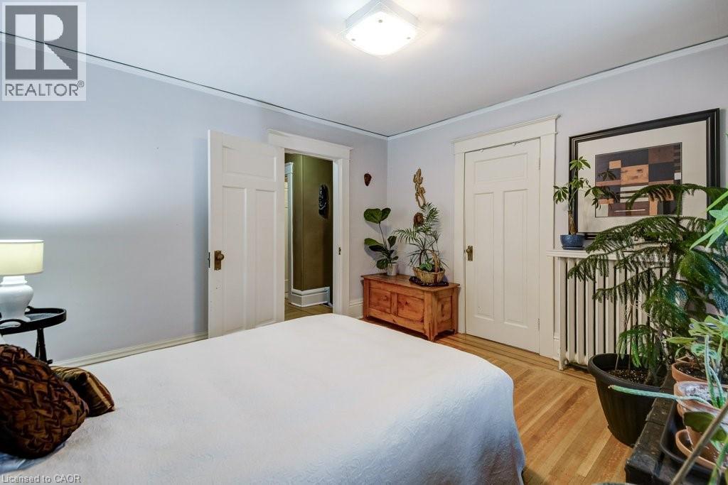 46 Sherman Avenue S, Hamilton, ON - Indoor Photo Showing Bedroom
