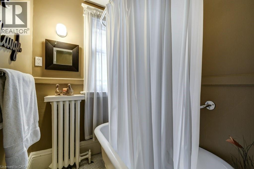 46 Sherman Avenue S, Hamilton, ON - Indoor Photo Showing Bathroom
