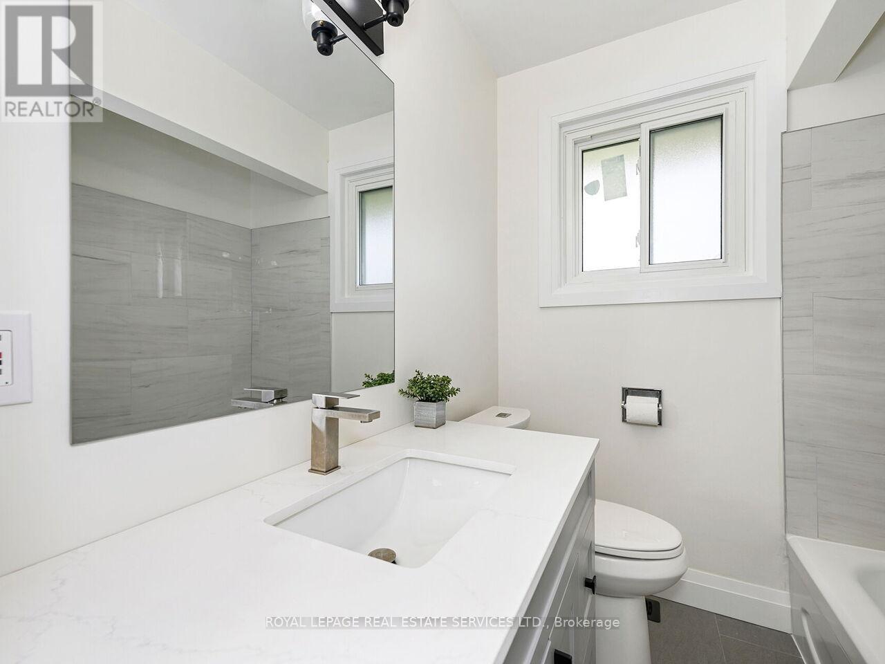 873 Sixth Street, Mississauga, ON - Indoor Photo Showing Bathroom