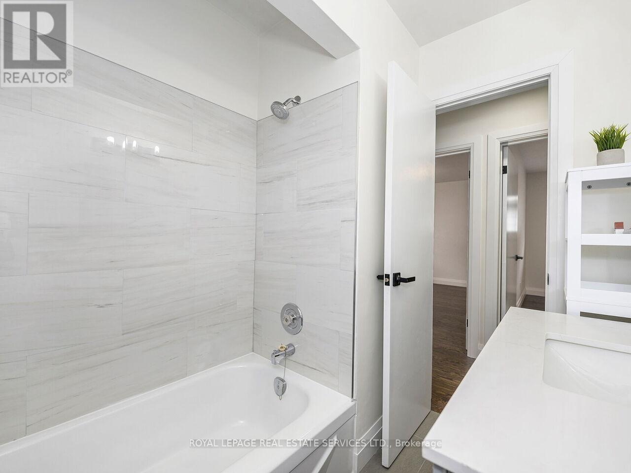 873 Sixth Street, Mississauga, ON - Indoor Photo Showing Bathroom