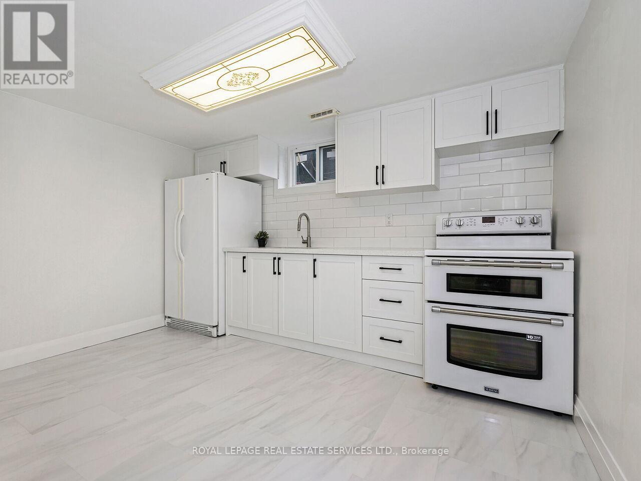 873 Sixth Street, Mississauga, ON - Indoor Photo Showing Kitchen