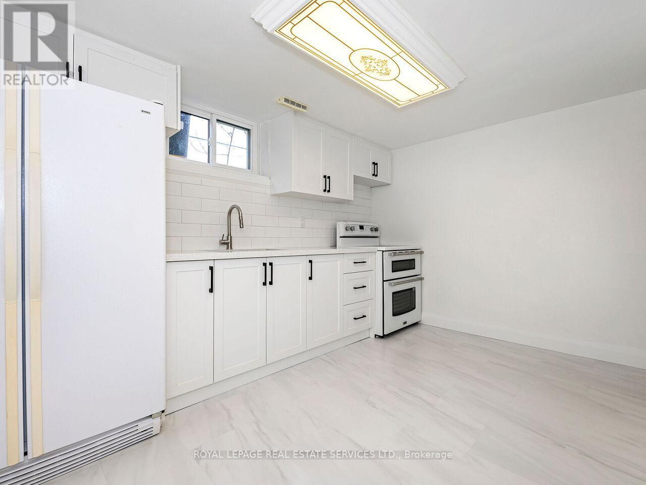 873 Sixth Street, Mississauga, ON - Indoor Photo Showing Kitchen