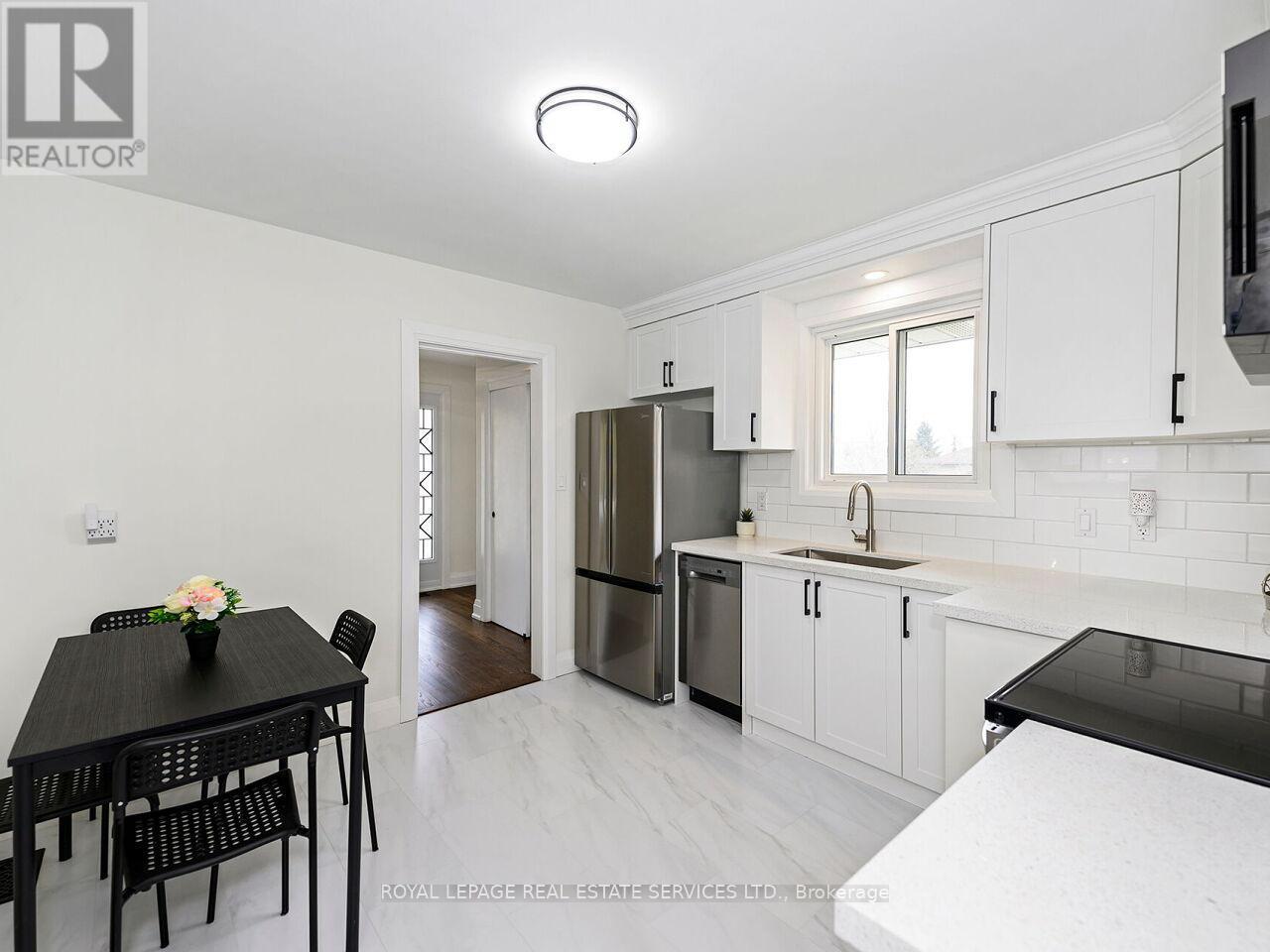 873 Sixth Street, Mississauga, ON - Indoor Photo Showing Kitchen With Stainless Steel Kitchen