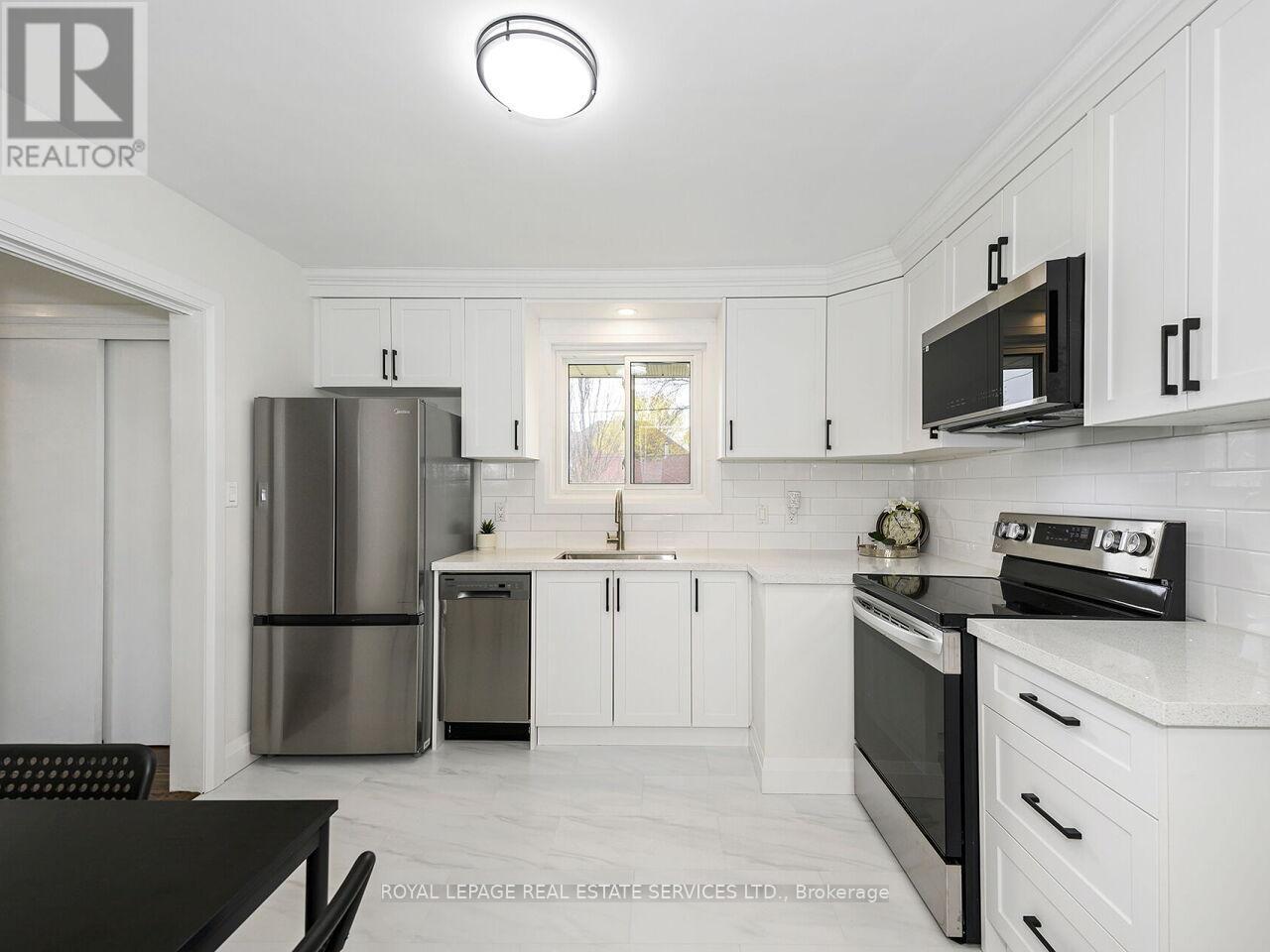 873 Sixth Street, Mississauga, ON - Indoor Photo Showing Kitchen With Stainless Steel Kitchen