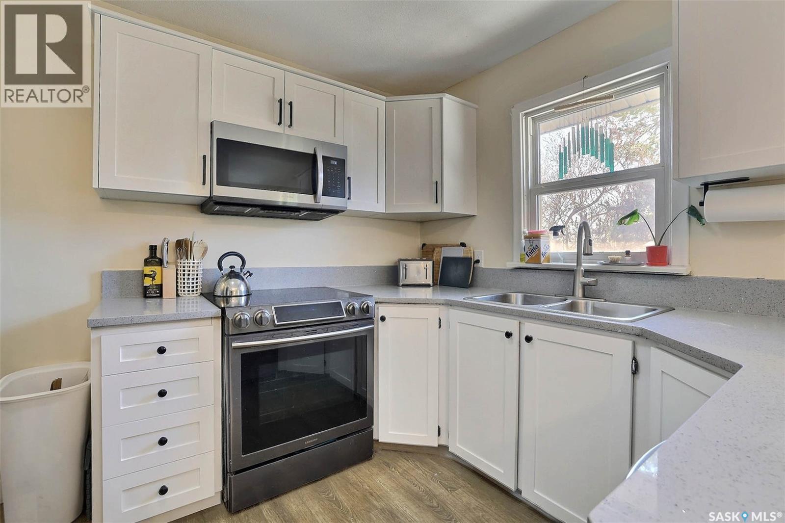 617 Mullin Avenue E, Regina, SK - Indoor Photo Showing Kitchen With Double Sink