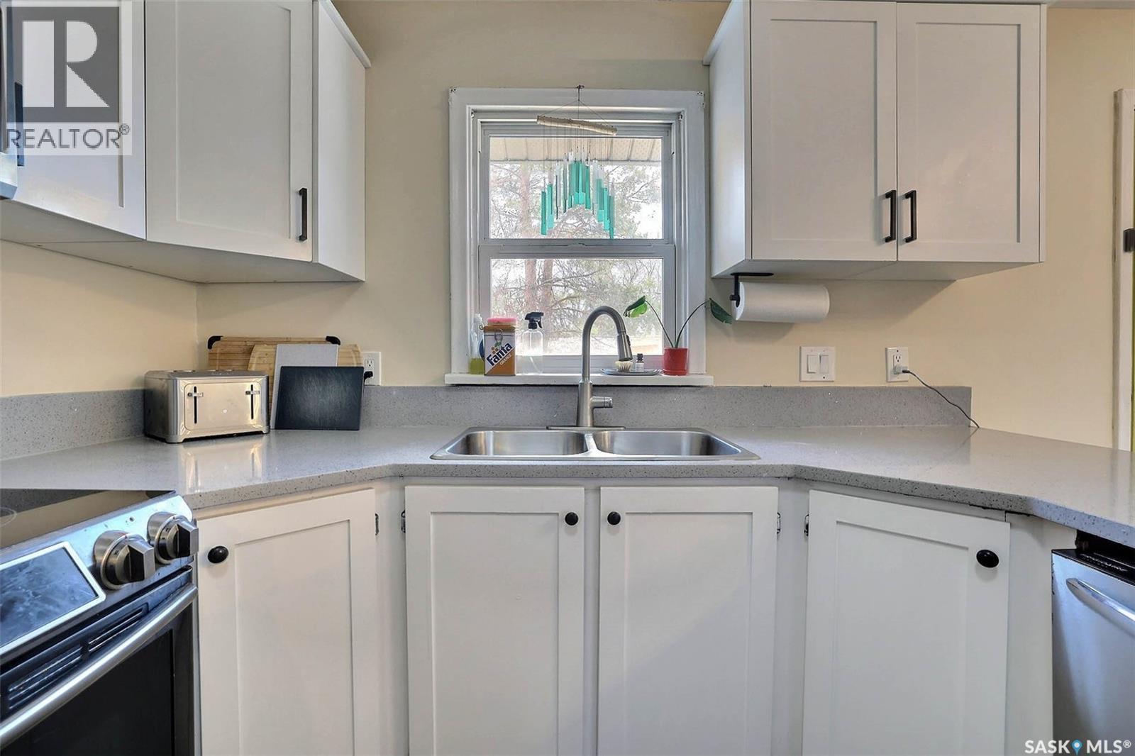 617 Mullin Avenue E, Regina, SK - Indoor Photo Showing Kitchen With Double Sink