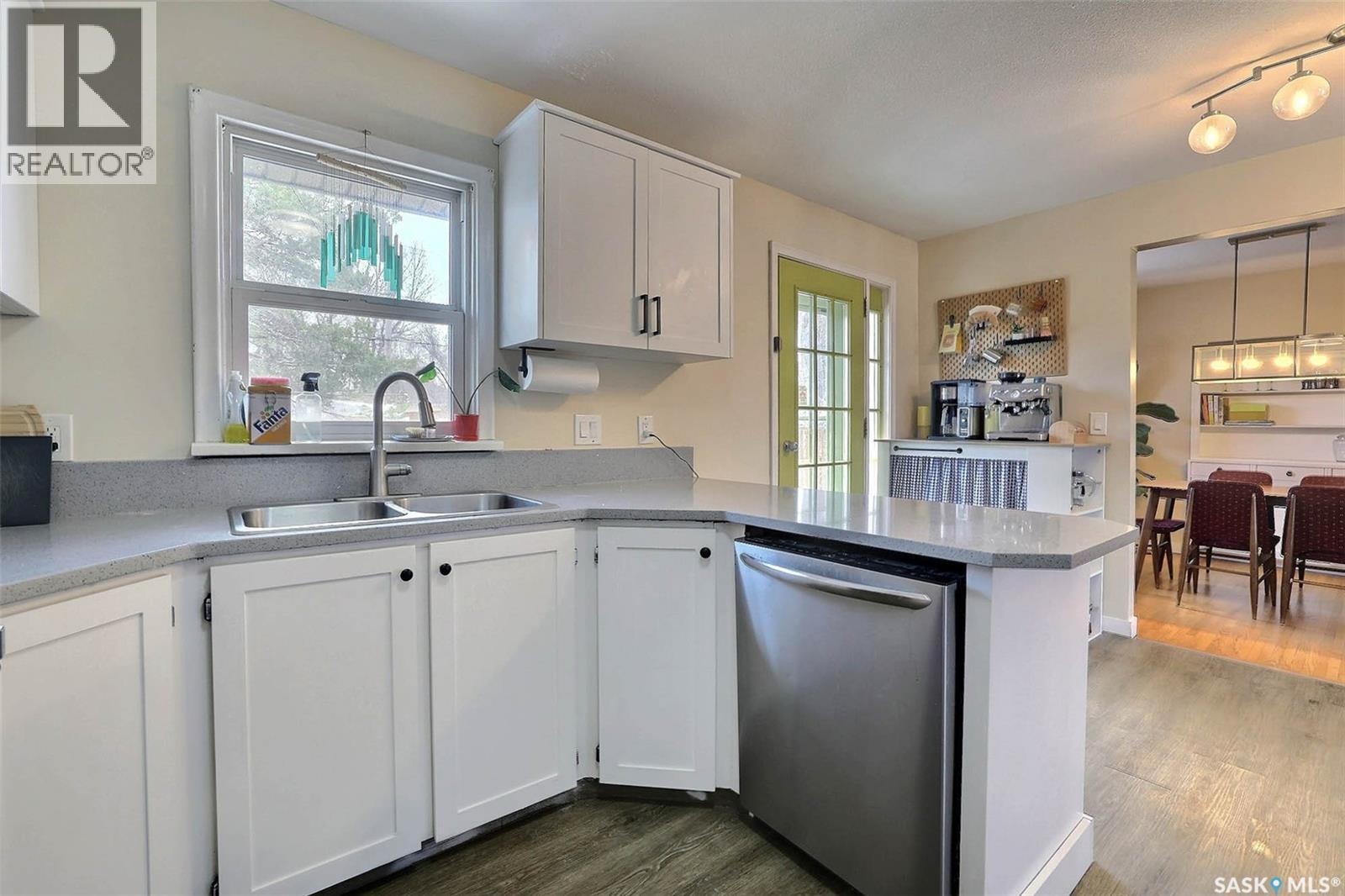 617 Mullin Avenue E, Regina, SK - Indoor Photo Showing Kitchen With Double Sink