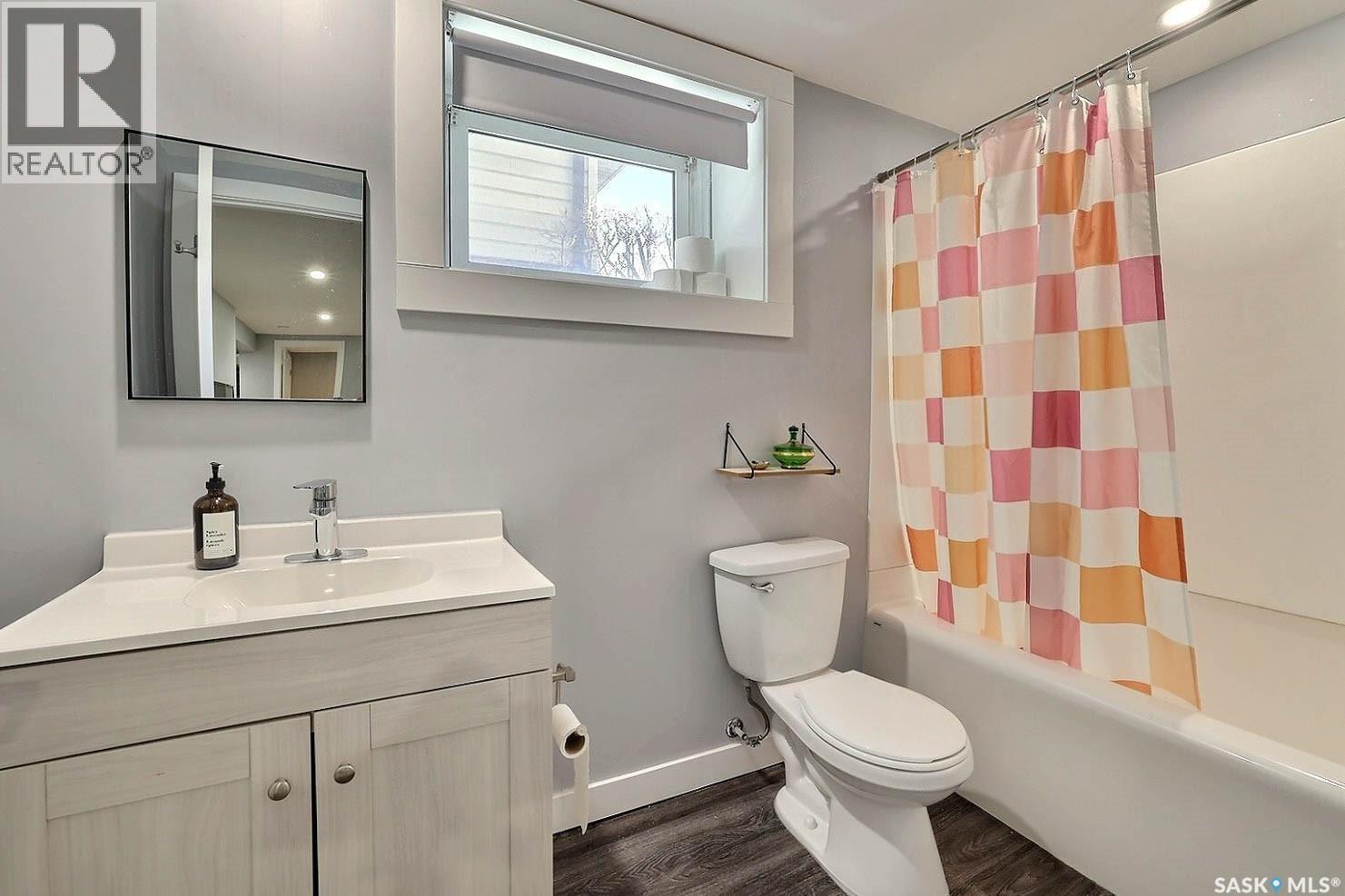 617 Mullin Avenue E, Regina, SK - Indoor Photo Showing Bathroom