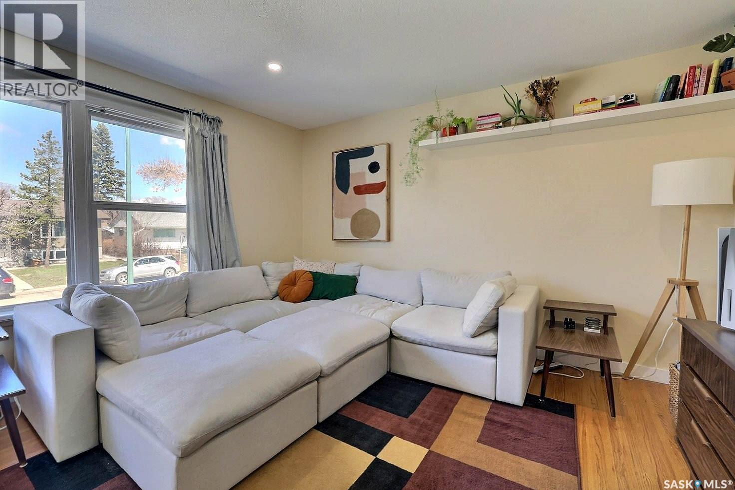 617 Mullin Avenue E, Regina, SK - Indoor Photo Showing Living Room