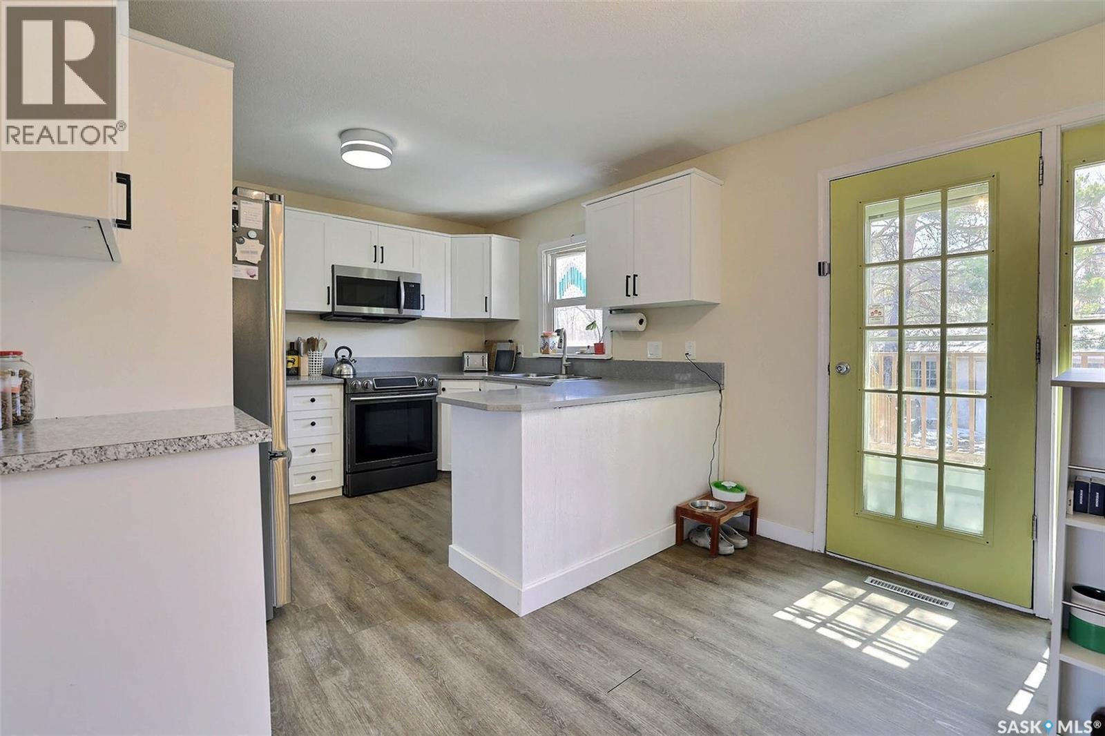 617 Mullin Avenue E, Regina, SK - Indoor Photo Showing Kitchen