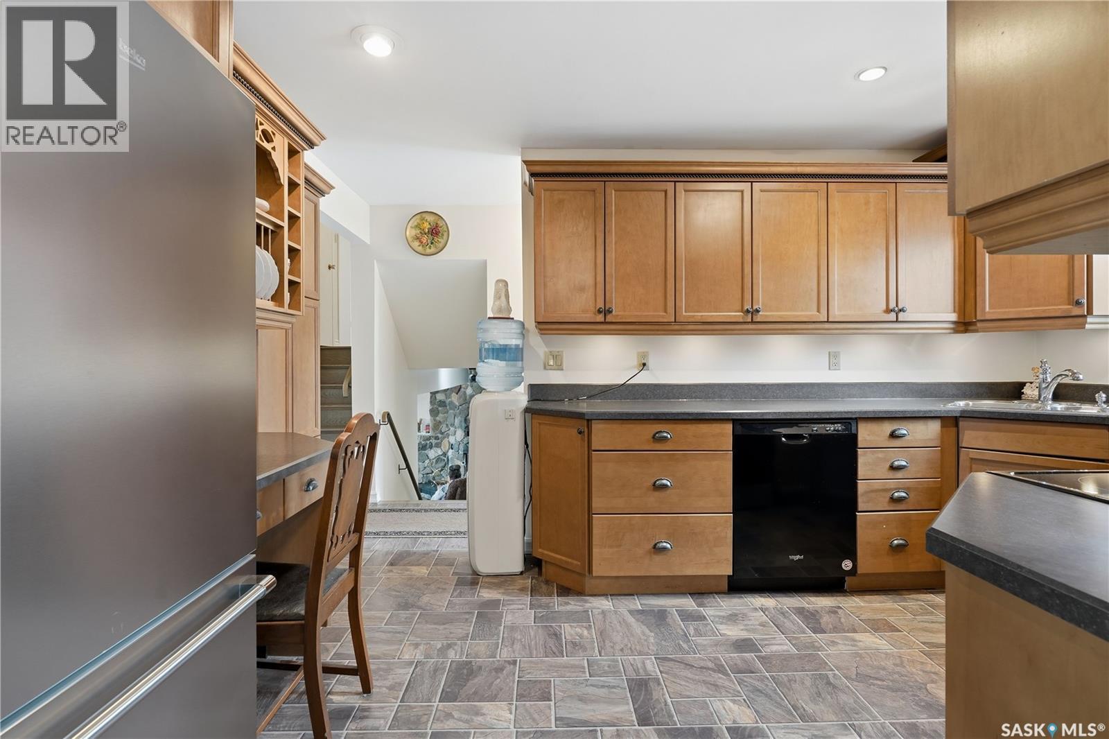 110 Mccarthy Boulevard N, Regina, SK - Indoor Photo Showing Kitchen