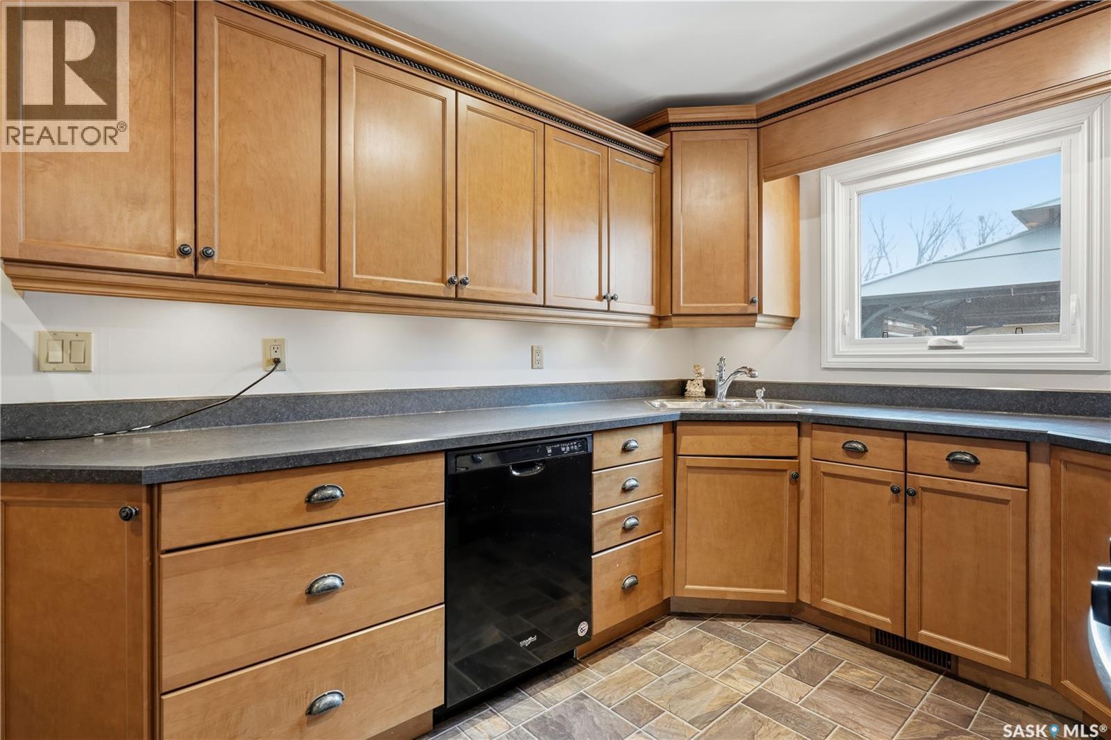 110 Mccarthy Boulevard N, Regina, SK - Indoor Photo Showing Kitchen