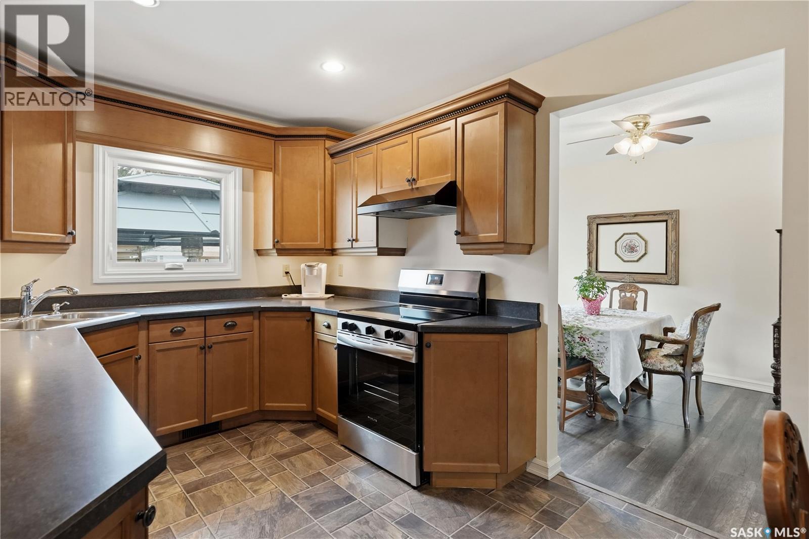 110 Mccarthy Boulevard N, Regina, SK - Indoor Photo Showing Kitchen With Double Sink