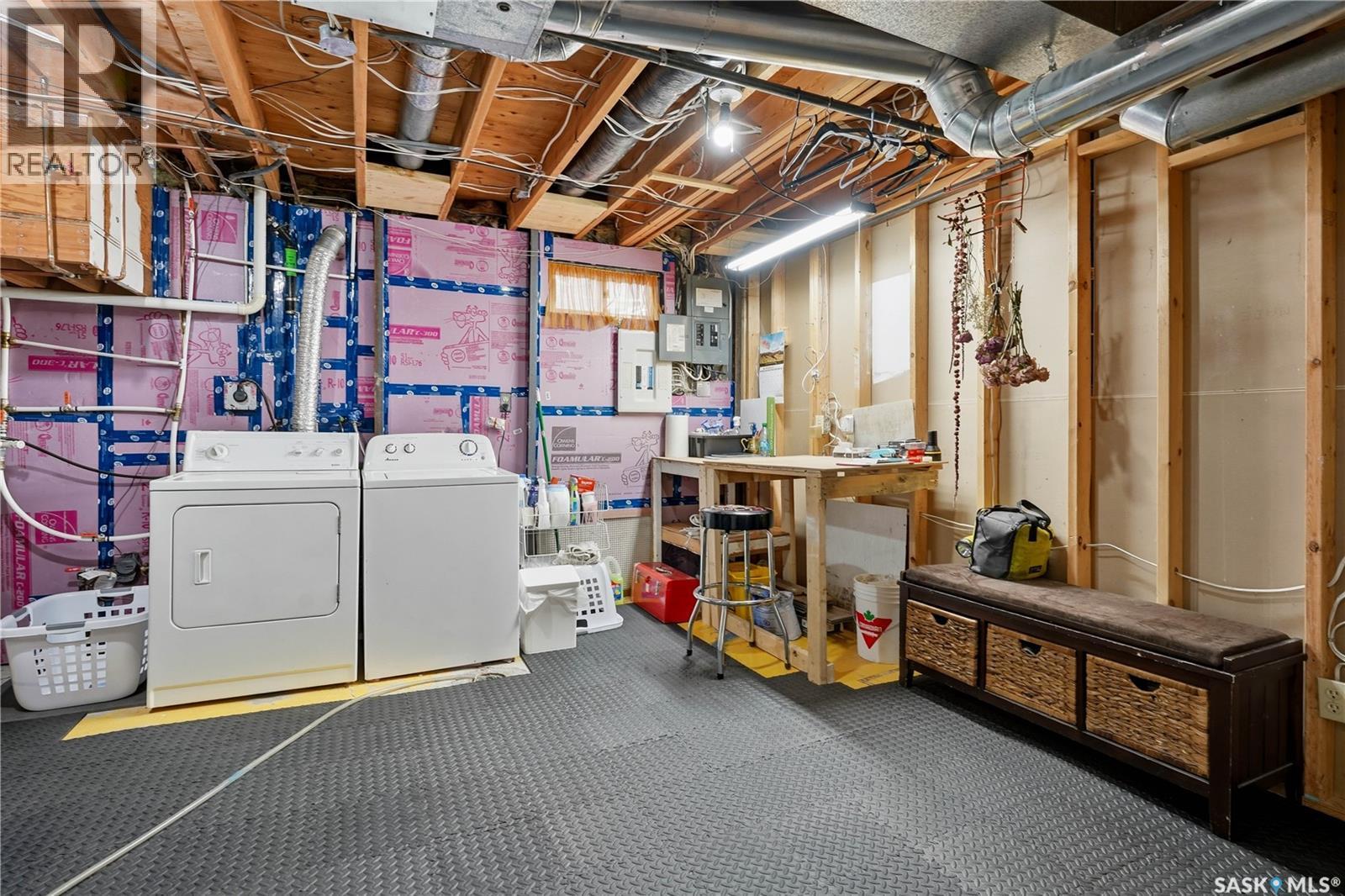110 Mccarthy Boulevard N, Regina, SK - Indoor Photo Showing Laundry Room