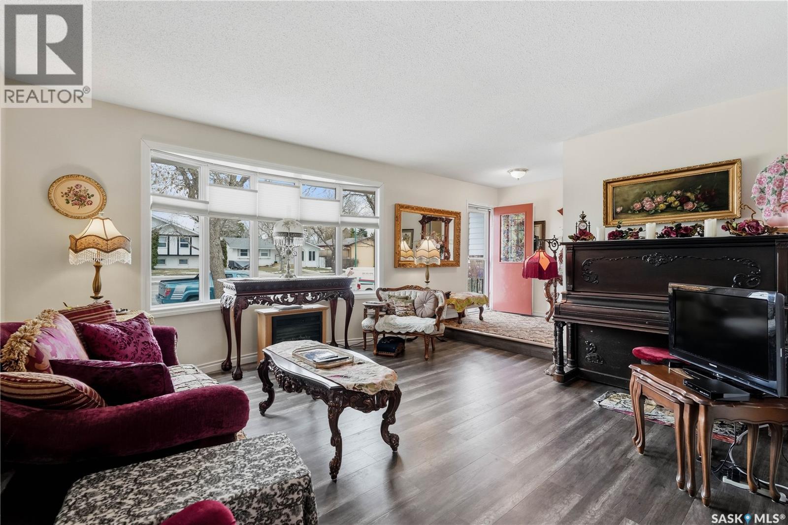 110 Mccarthy Boulevard N, Regina, SK - Indoor Photo Showing Living Room