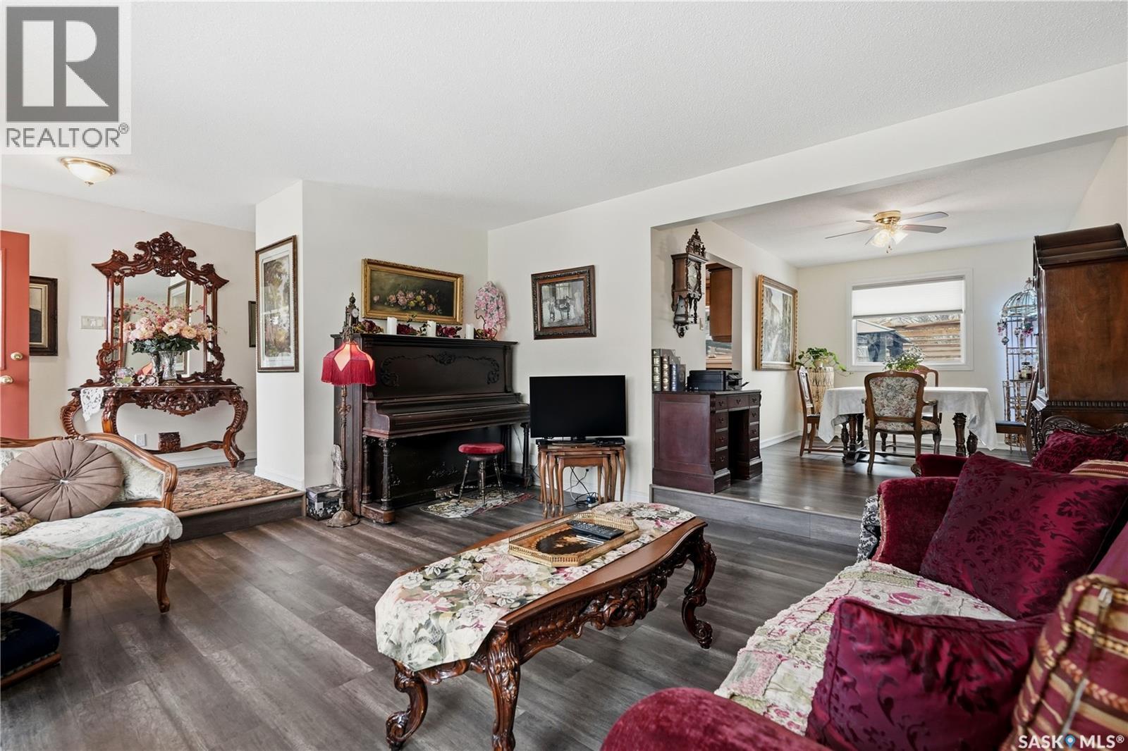 110 Mccarthy Boulevard N, Regina, SK - Indoor Photo Showing Living Room