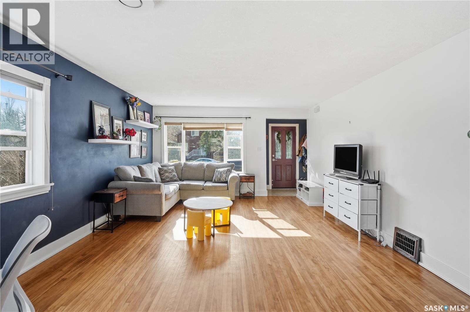 2425 Atkinson Street, Regina, SK - Indoor Photo Showing Living Room