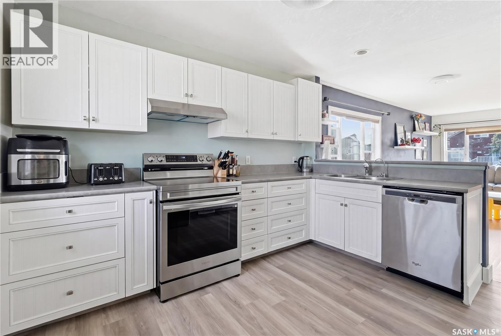 2425 Atkinson Street, Regina, SK - Indoor Photo Showing Kitchen
