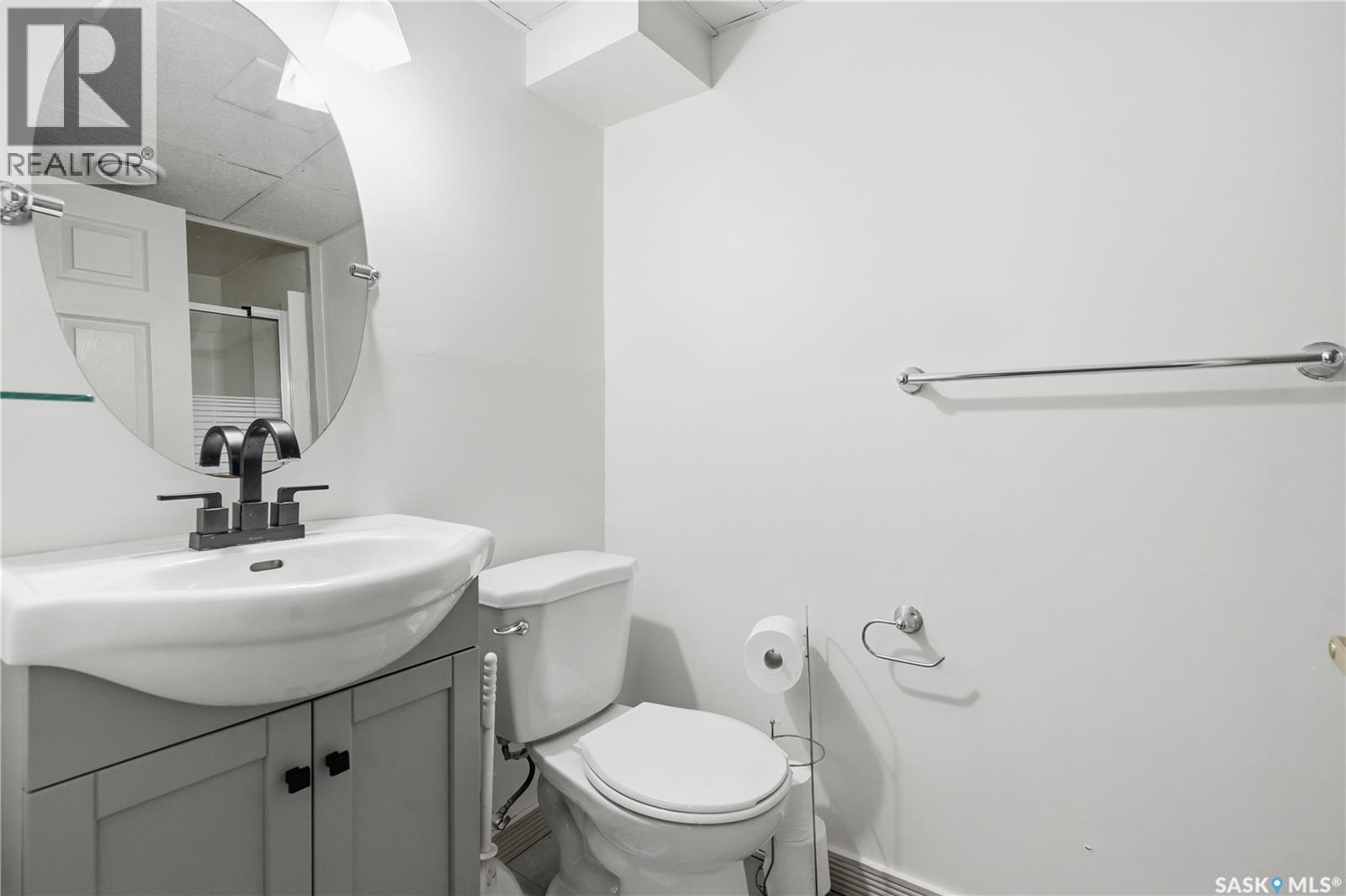 2425 Atkinson Street, Regina, SK - Indoor Photo Showing Bathroom