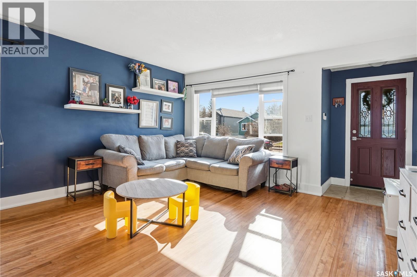2425 Atkinson Street, Regina, SK - Indoor Photo Showing Living Room