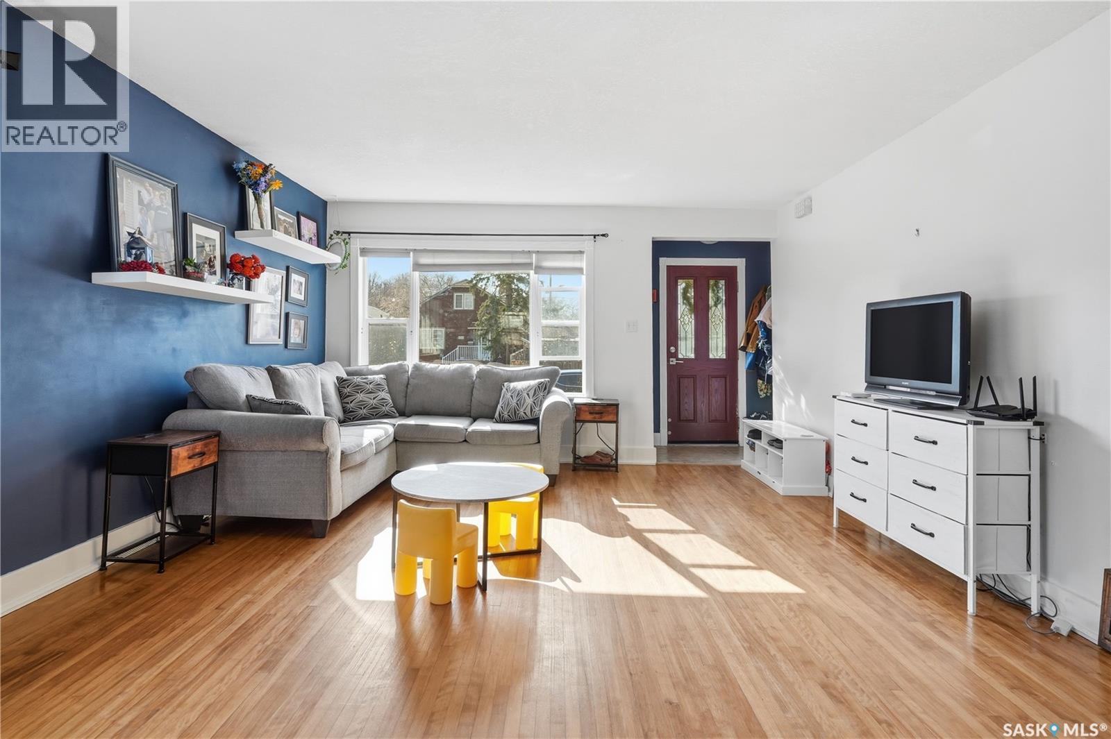 2425 Atkinson Street, Regina, SK - Indoor Photo Showing Living Room