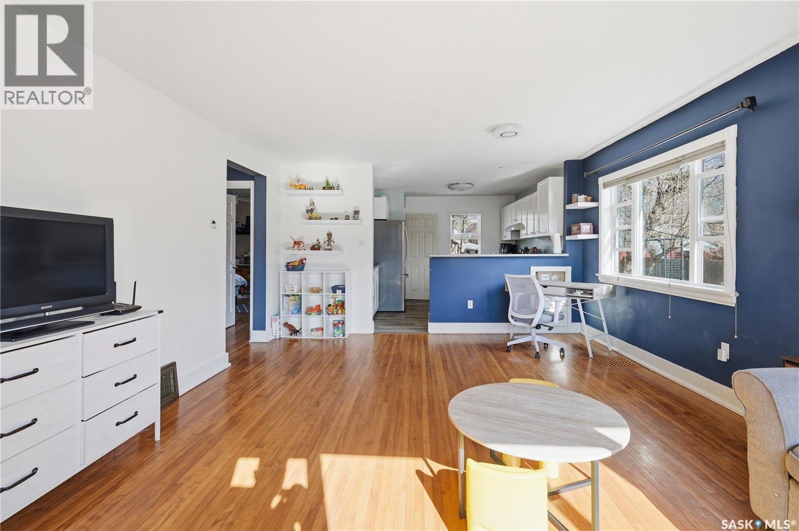 2425 Atkinson Street, Regina, SK - Indoor Photo Showing Living Room