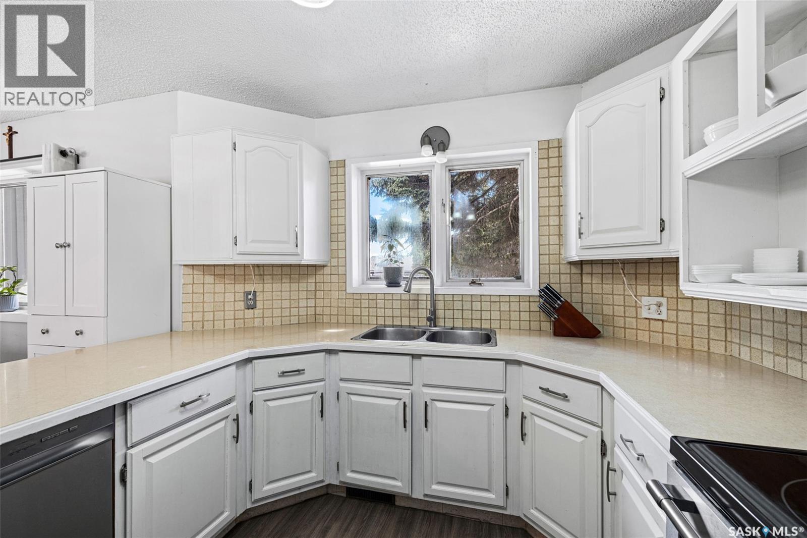 435 Christopher Road, Saskatoon, SK - Indoor Photo Showing Kitchen With Double Sink