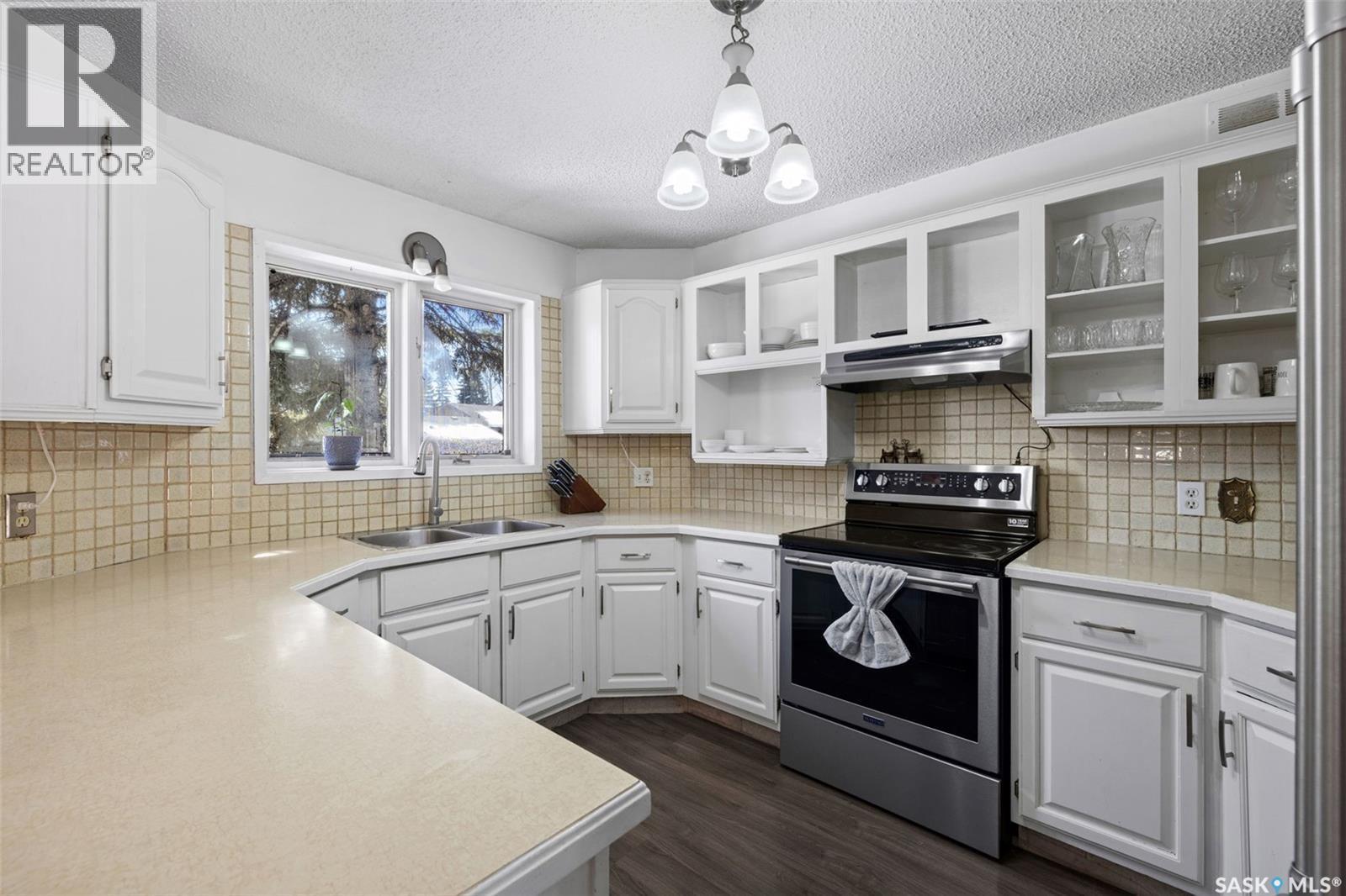 435 Christopher Road, Saskatoon, SK - Indoor Photo Showing Kitchen With Double Sink
