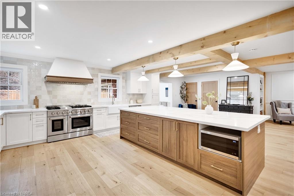 17 Braemar Place, Hamilton, ON - Indoor Photo Showing Kitchen With Upgraded Kitchen