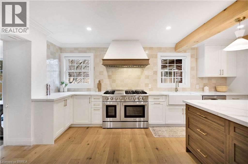 17 Braemar Place, Hamilton, ON - Indoor Photo Showing Kitchen With Upgraded Kitchen