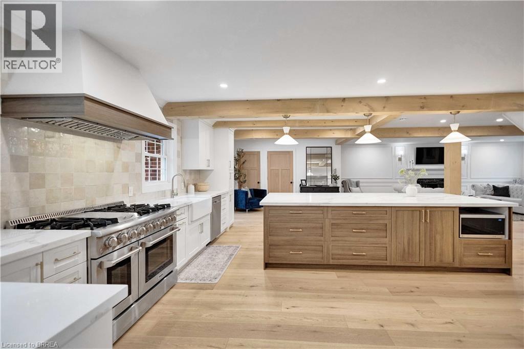 17 Braemar Place, Hamilton, ON - Indoor Photo Showing Kitchen With Upgraded Kitchen