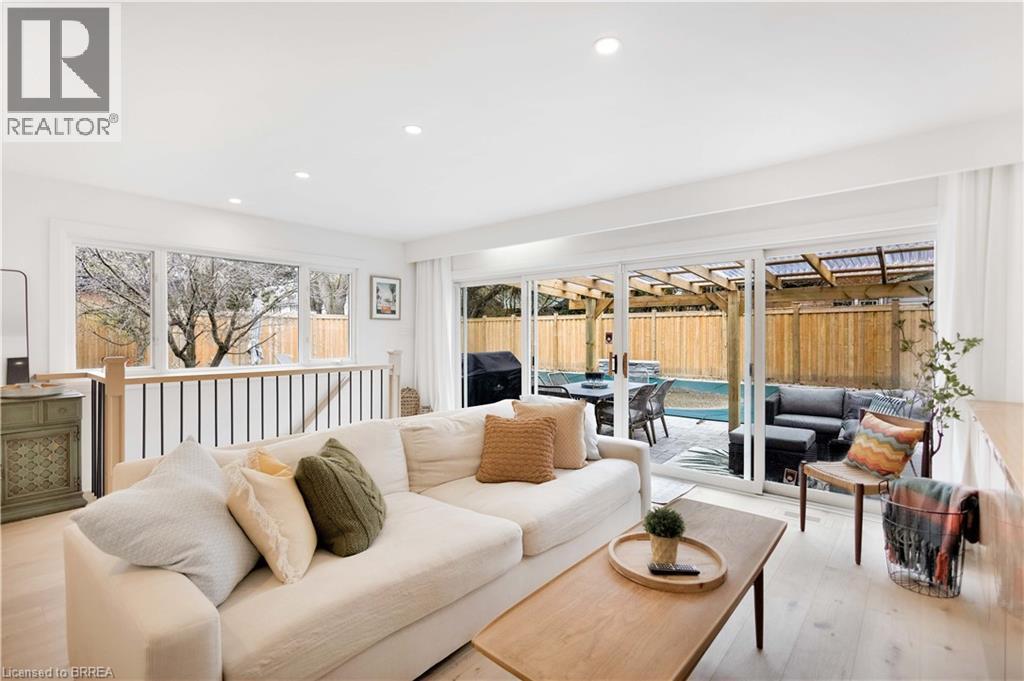17 Braemar Place, Hamilton, ON - Indoor Photo Showing Living Room