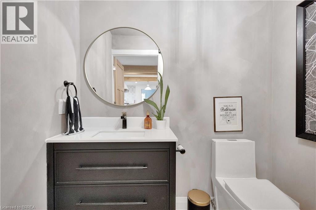 17 Braemar Place, Hamilton, ON - Indoor Photo Showing Bathroom