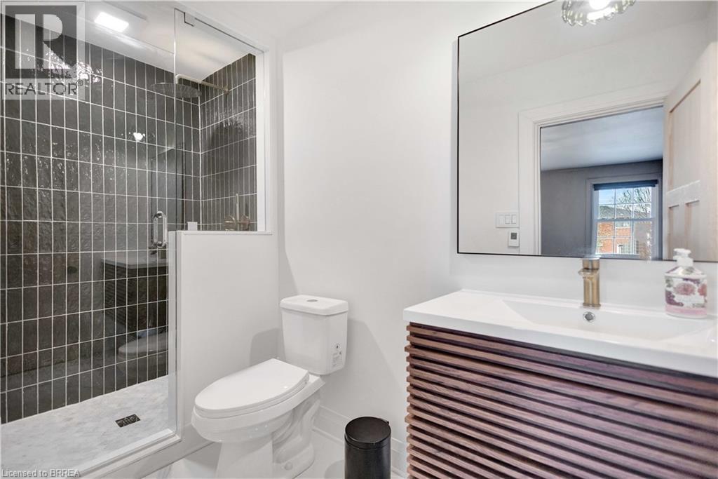 17 Braemar Place, Hamilton, ON - Indoor Photo Showing Bathroom