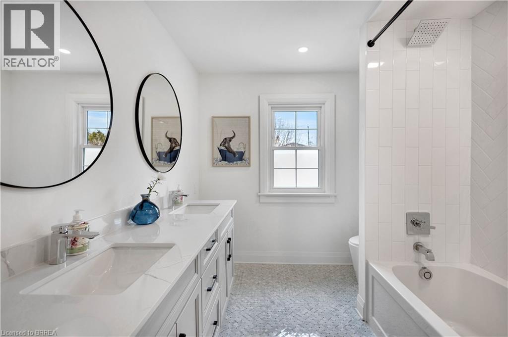 17 Braemar Place, Hamilton, ON - Indoor Photo Showing Bathroom