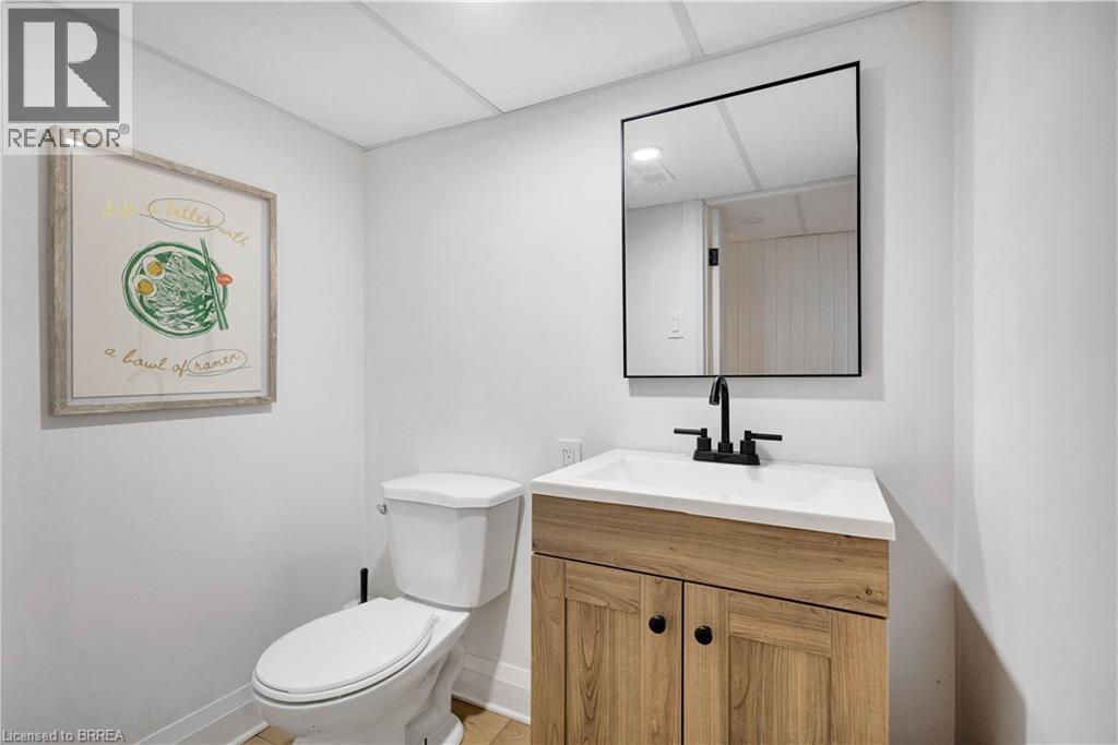 17 Braemar Place, Hamilton, ON - Indoor Photo Showing Bathroom